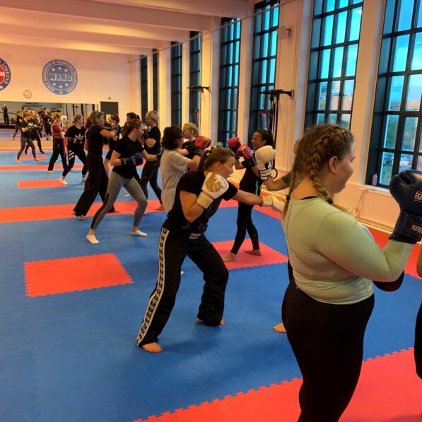 unge mennesker træner kickboxing