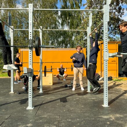En flok unge mennesker klædt i fitness-tøj og træner