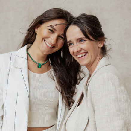 Marianne Gellert og Amalie Bendixen smiler mod kameraet.