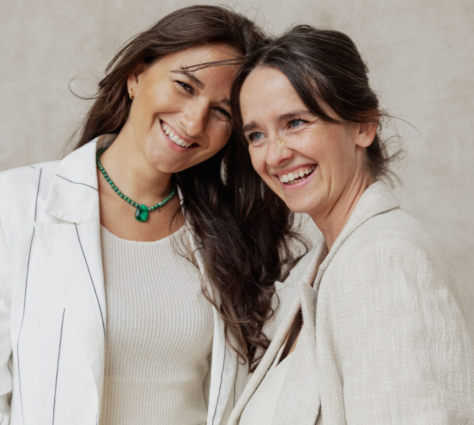 Marianne Gellert og Amalie Bendixen smiler mod kameraet.