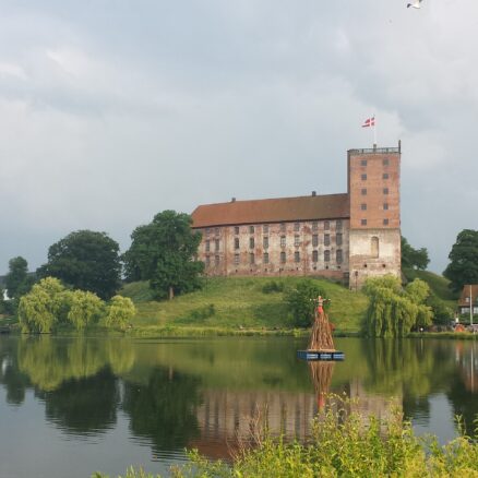 Sankt Hans bål over Kolding fjord med Koldinghus i baggrunden.