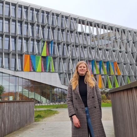 Clara står uden med SDU Kolding bygningen i baggrunden.