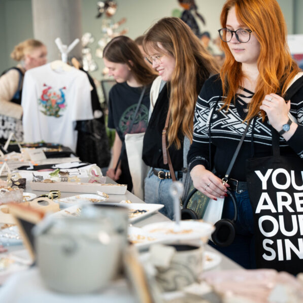 Studerende kigger på designvarer, de kan købe til Campus Fair.