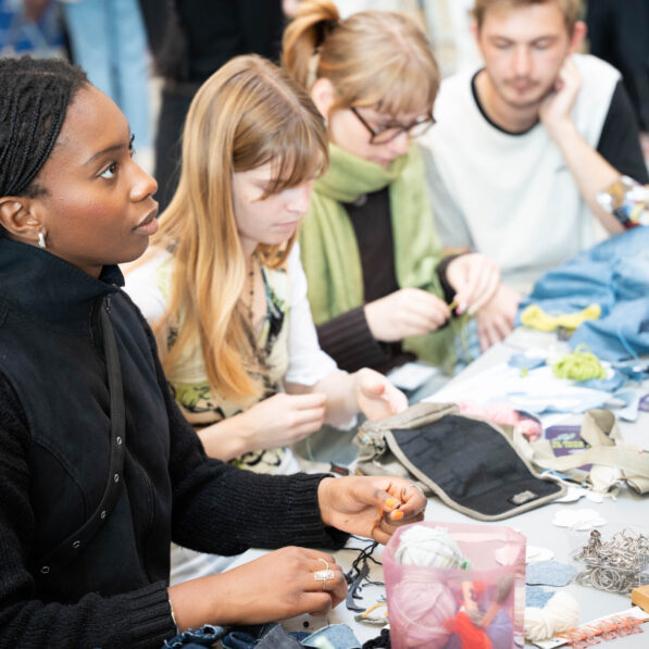 Studerende fordyber sig i en kreativ sy-workshop.