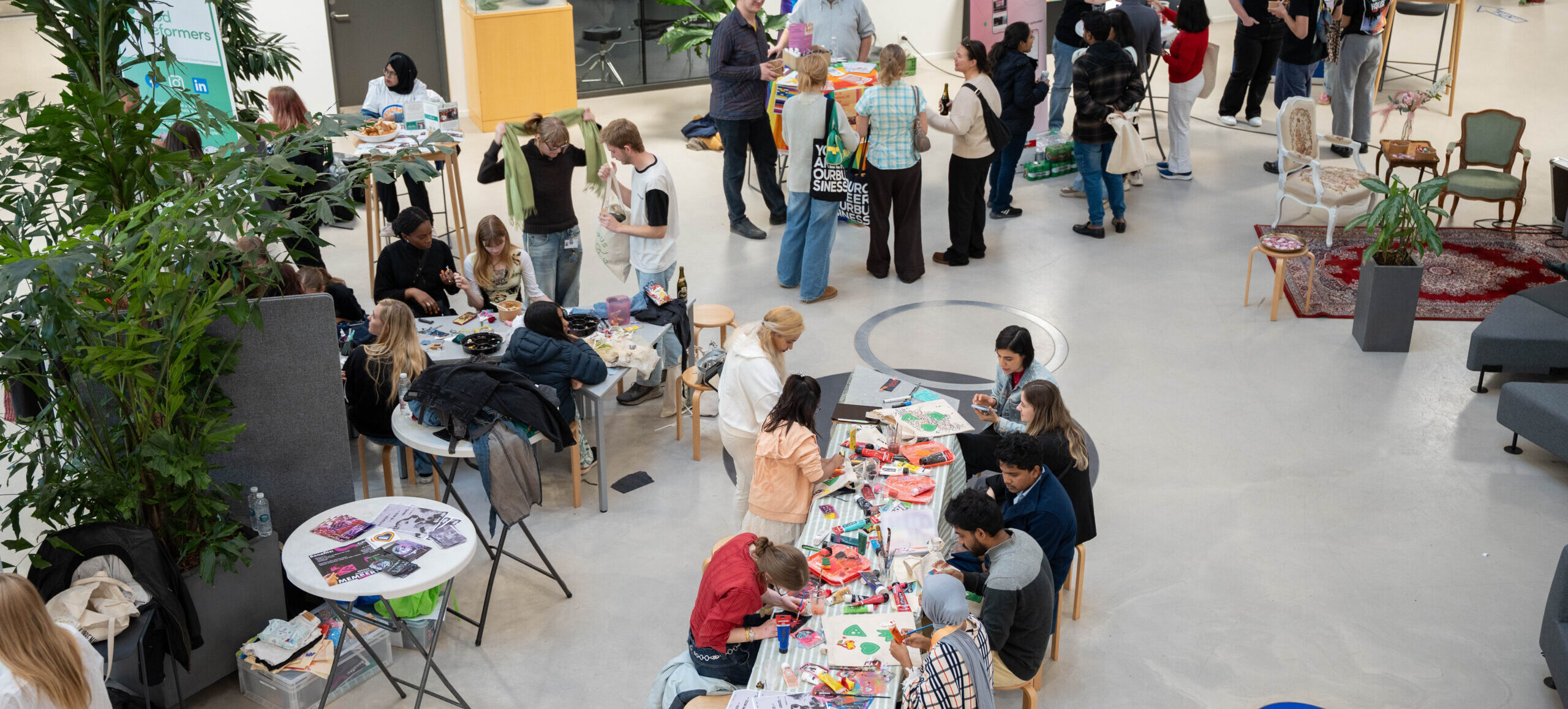 Gæster besøger boder og deltager i workshops til Campus Fair.