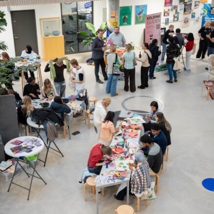 Gæster besøger boder og deltager i workshops til Campus Fair.