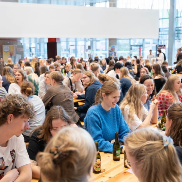 En masse unge til Drag Bingo & Fællesspisning