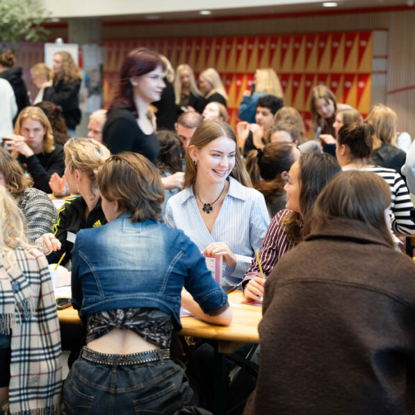 mennsker til Drag Bingo & Fællesspisning