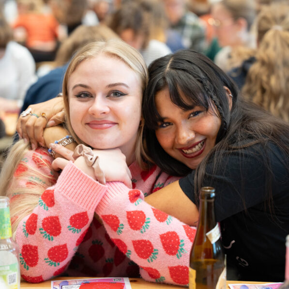 To smilendekvinder til Drag Bingo