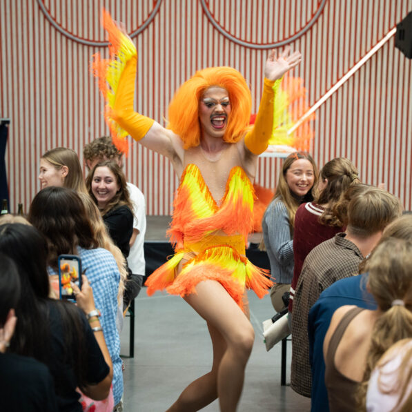 Drag queen er ved at lave en vejrmølle