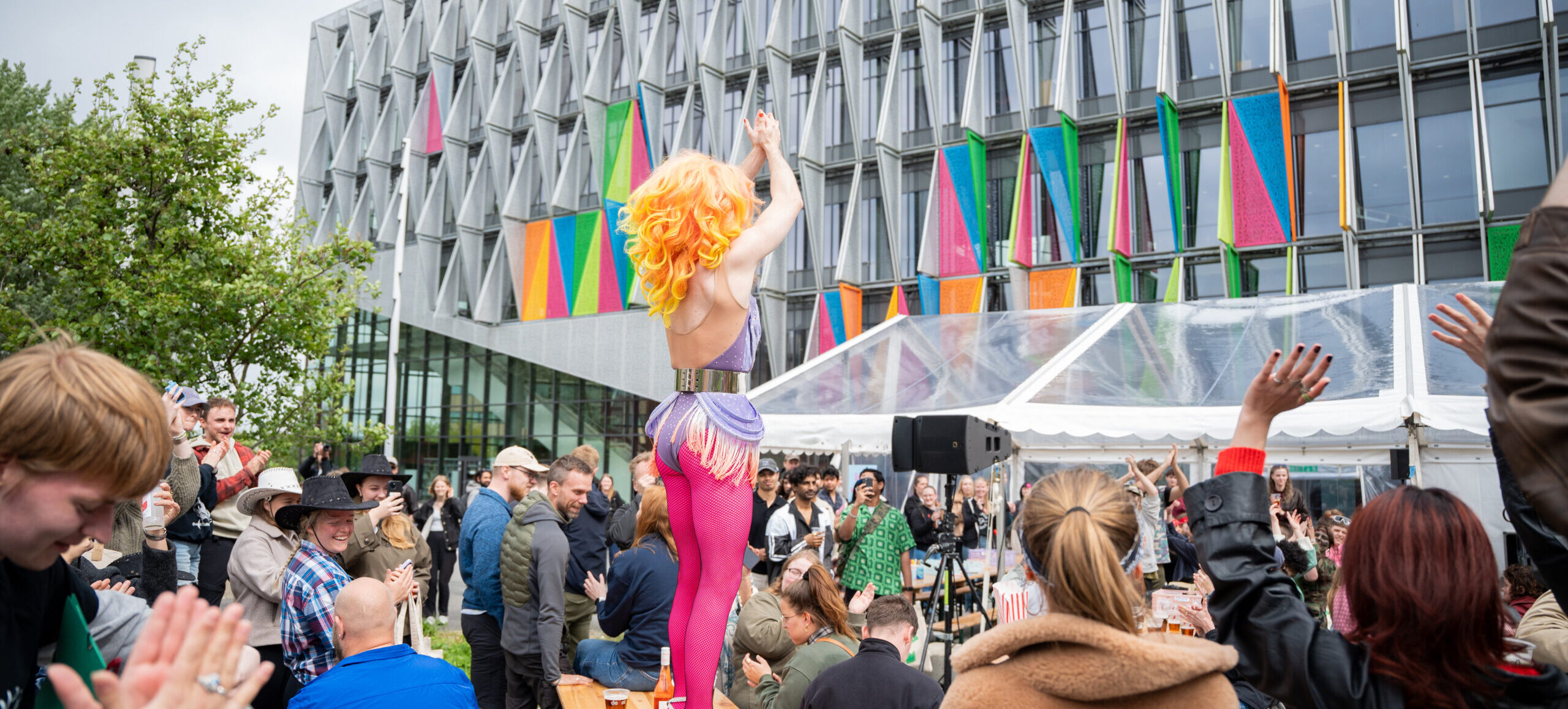 Dragqueen Mizz Privileze foran SDU Kolding