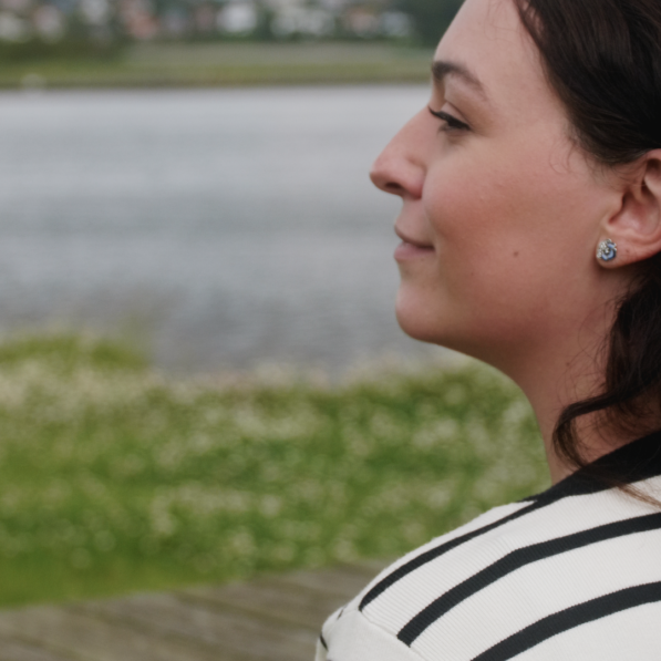 Dragana kigger smilende ud mod naturen og havnet i Kolding.