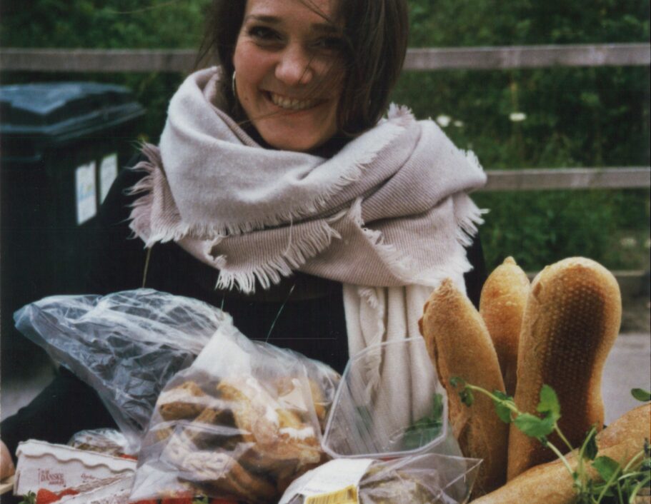 Iben fra food reformers holder en kurv med mad