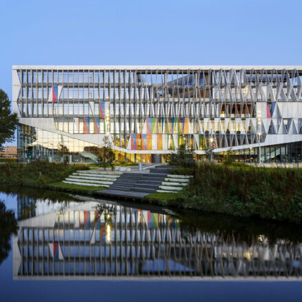 SDU Kolding set udefra over åen. SDU Kolding er tegnet af Henning Larsen. Foto: Hufton+Crow.