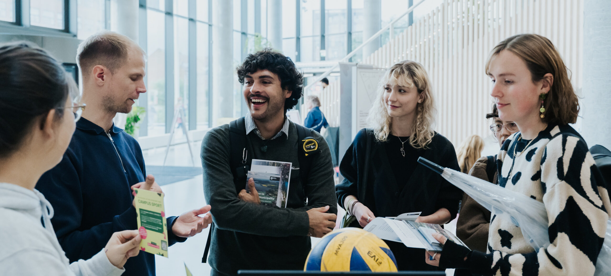 Folk til Campus Fair hører om Campus Sport