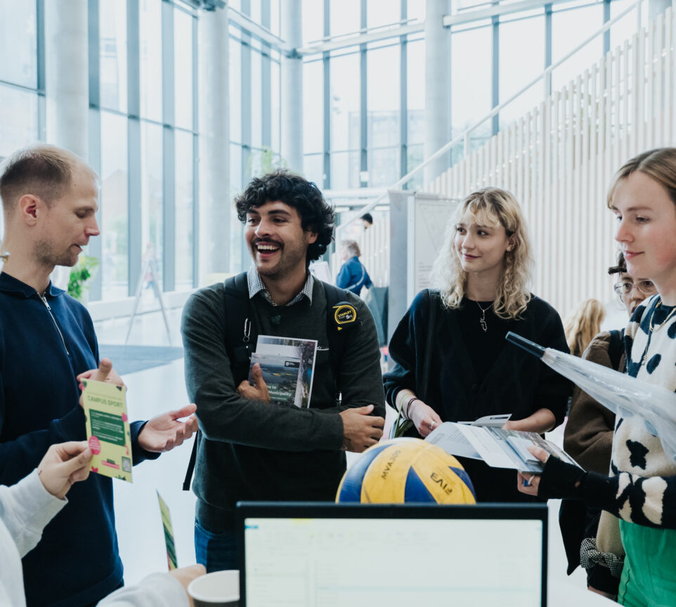Folk til Campus Fair hører om Campus Sport