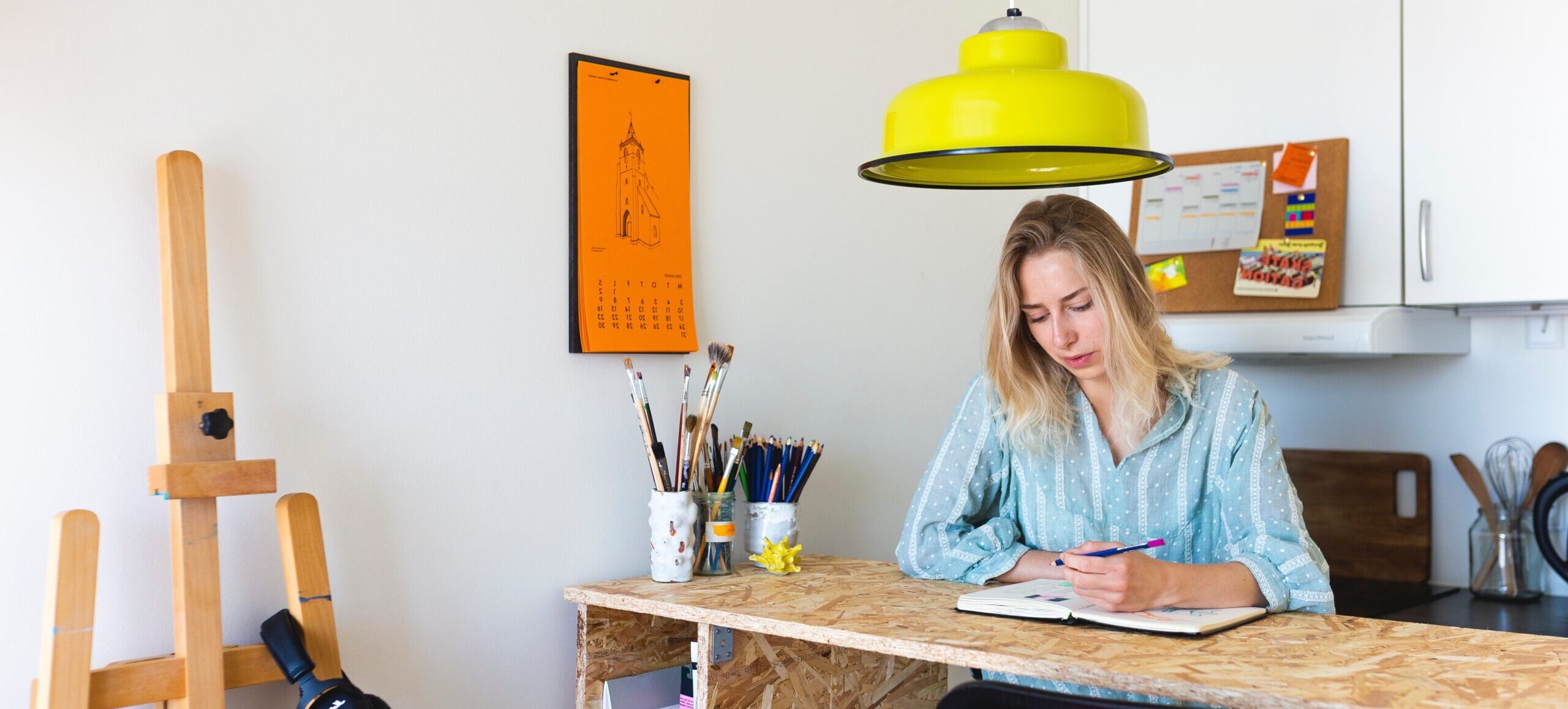 Julia tegner i sin lejlighed