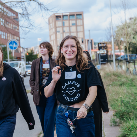 Kvinde med Campus Kolding T-shirt i campus
