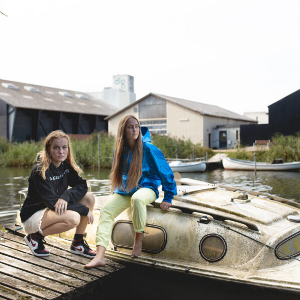 Anne og Josephine hænger ud i området ved Sortebro