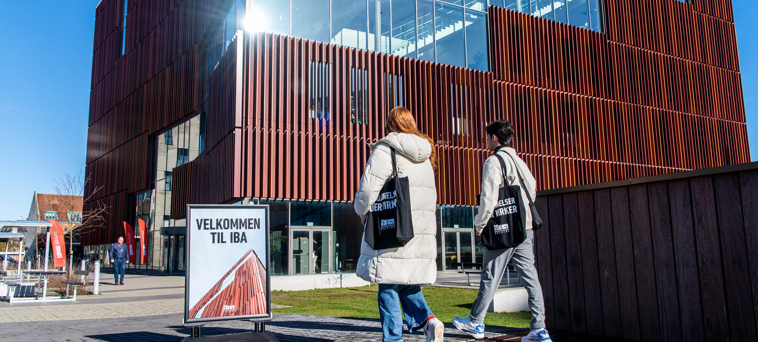 To kvinder på vej til IBA