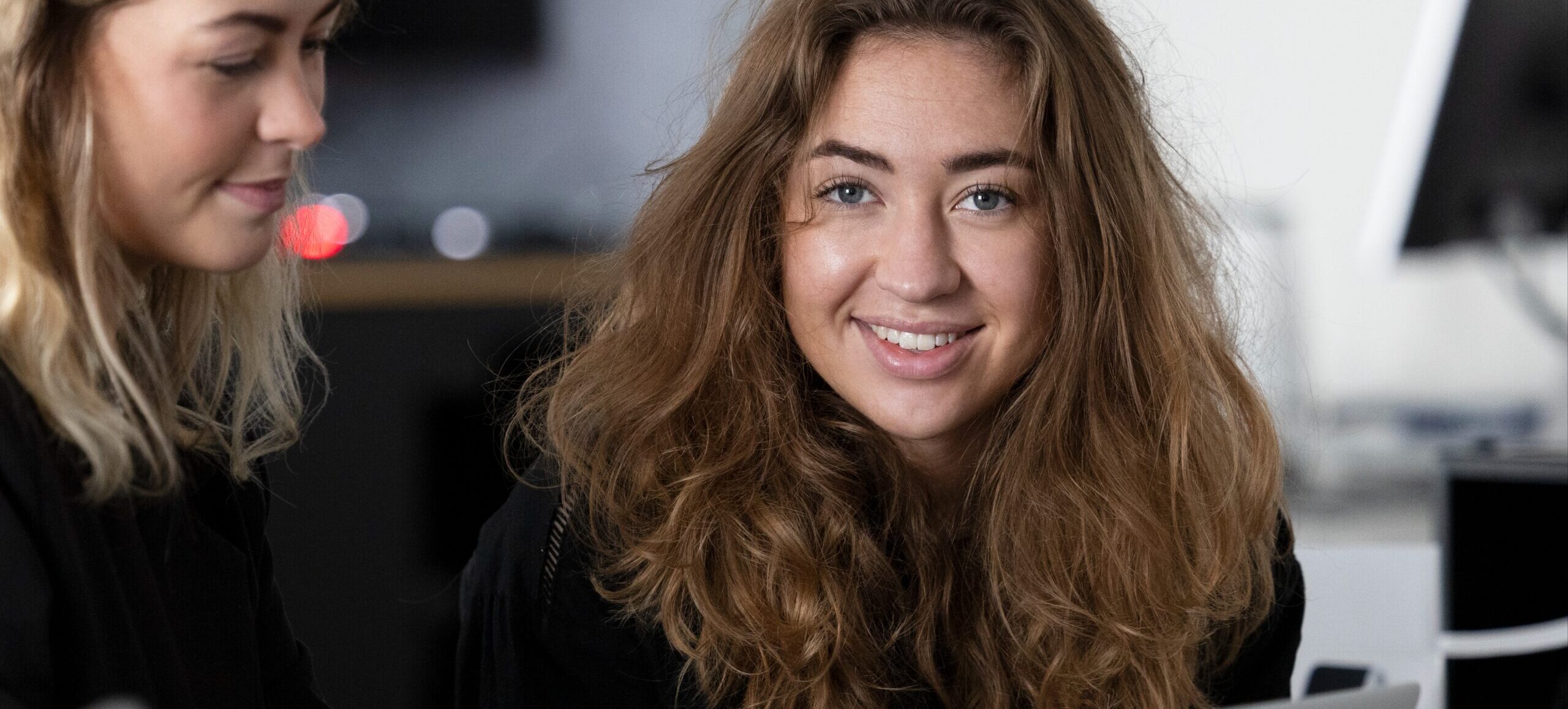 Billede af to piger, der studerer på UC Syd